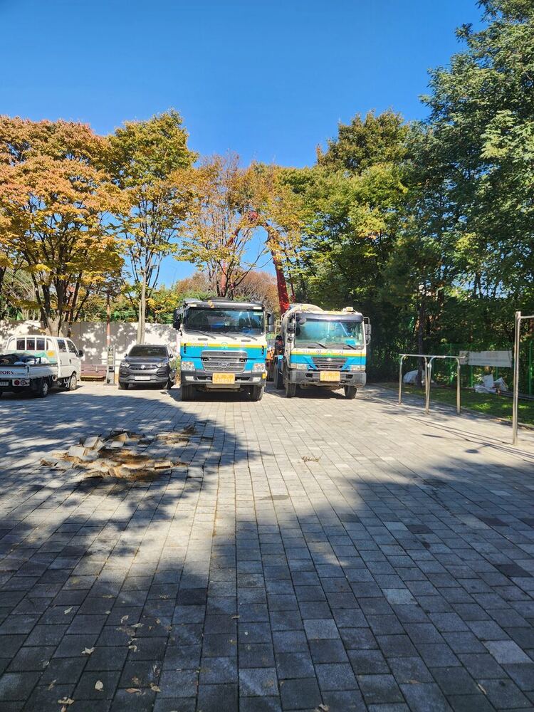 경계석 기초 다짐 후 규준틀에 맞춰 줄눈을 정렬하는 작업
