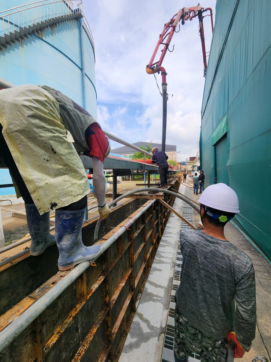 공장그레이팅설치 작업 중 프레임 작업