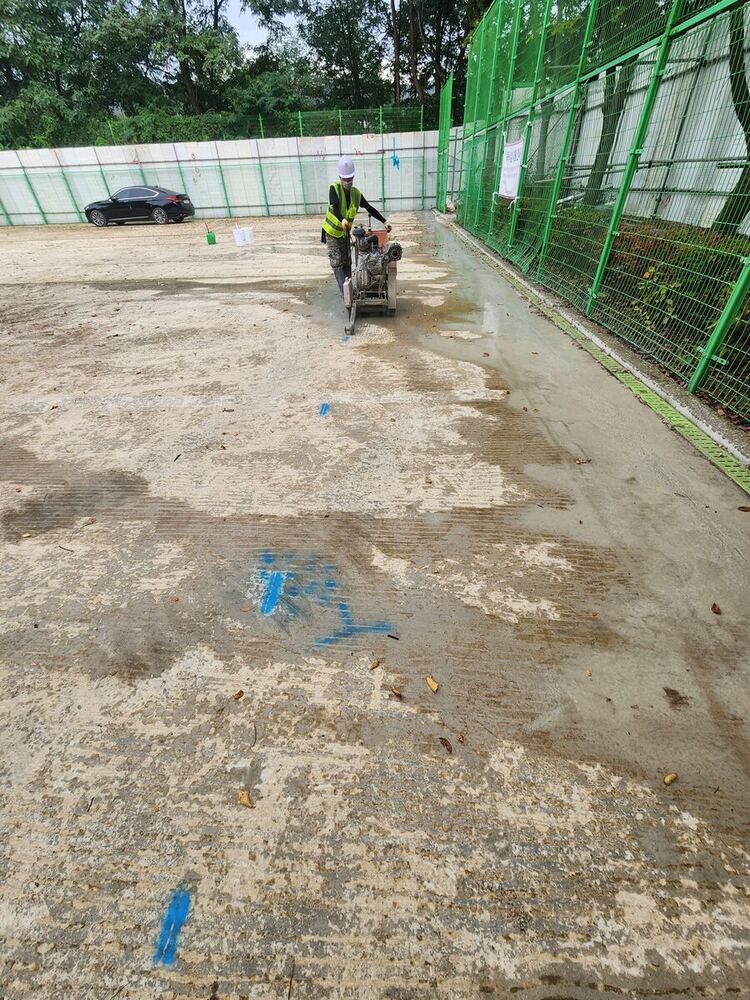 부지정지공사 중 지반 표고를 확인하는 레벨 측량 장면