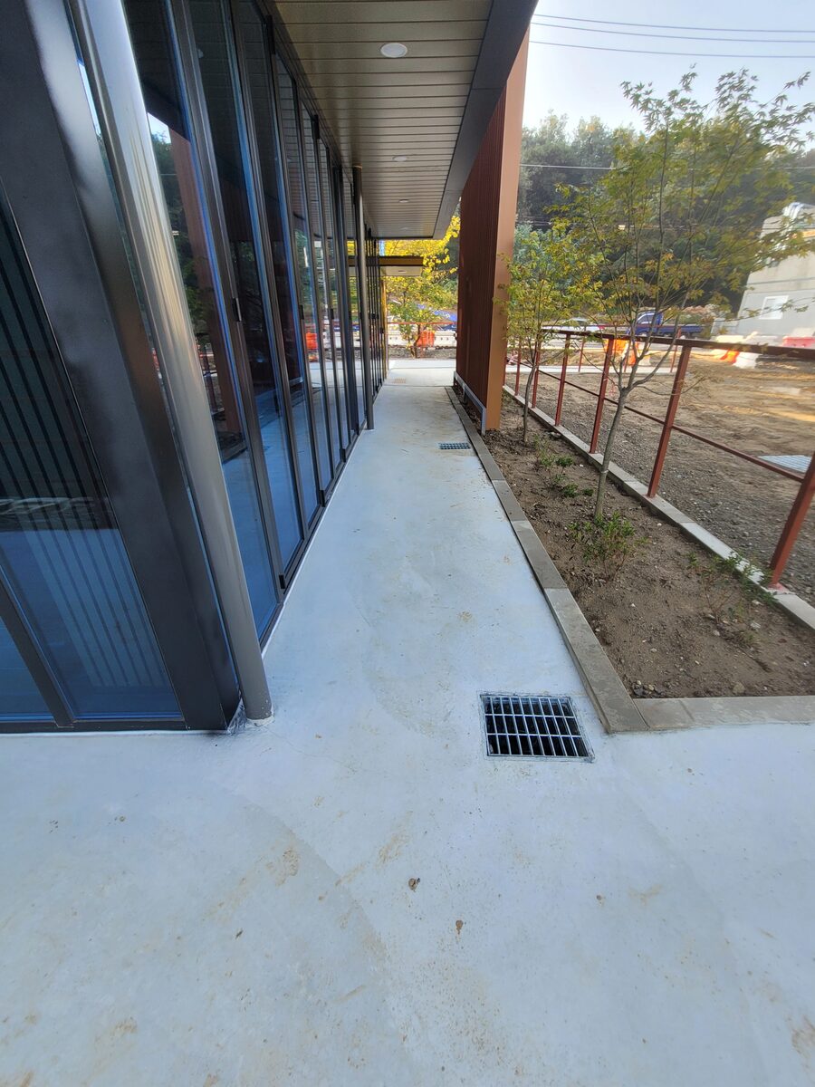 옥상콩자갈바닥시공 작업 중 자갈 포설