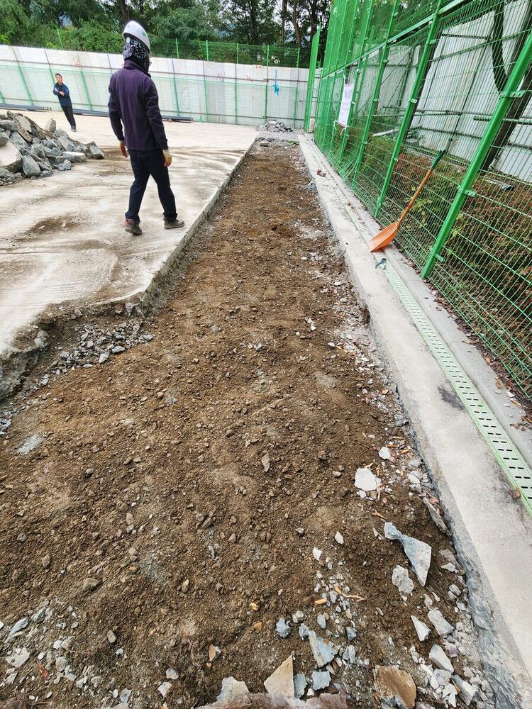 정지 작업 중 분리된 잔토를 현장 내 임시 야적 구간에 모아둔 모습
