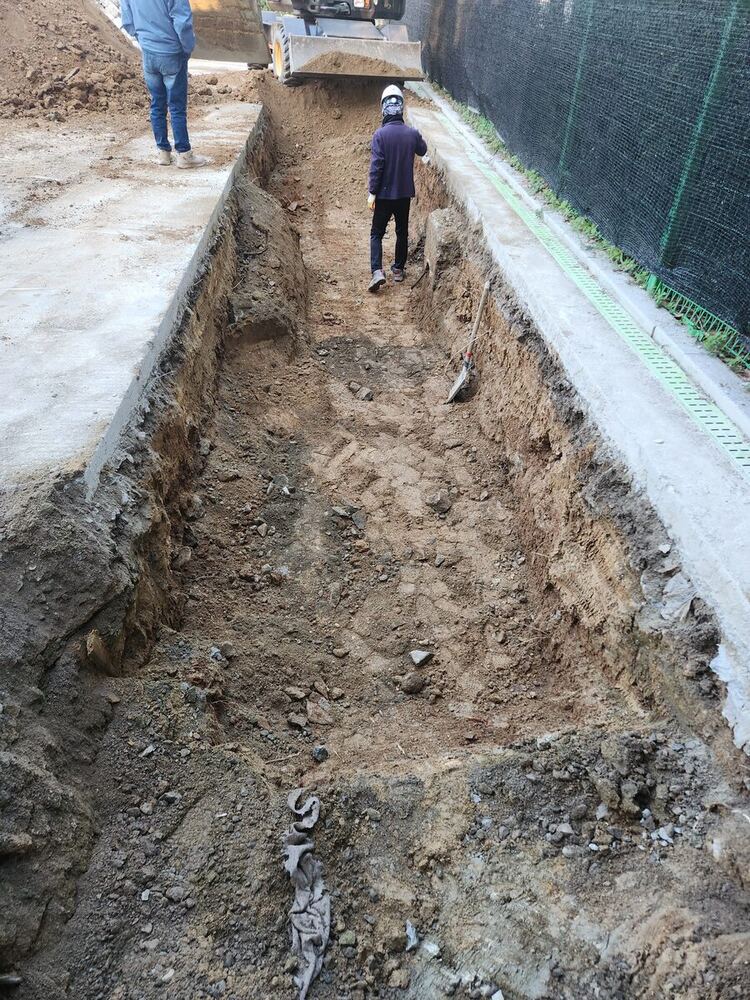 맹암거 유공관을 집수정에 연결하는 배관 작업 장면